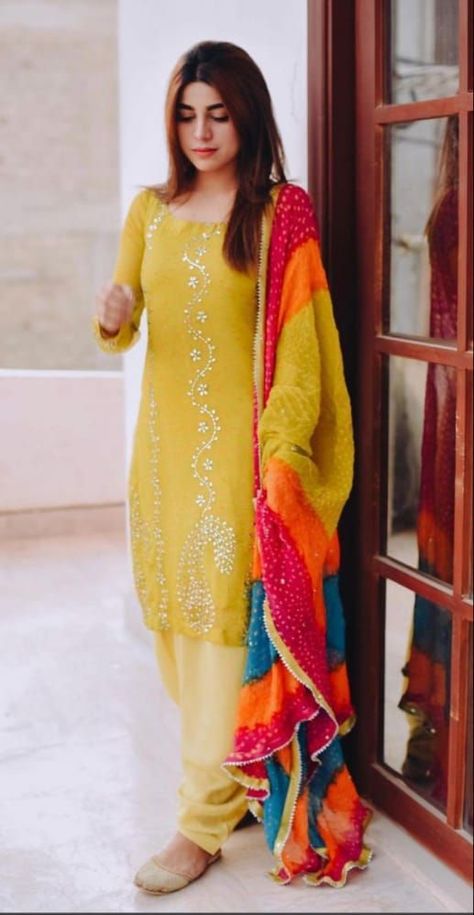 Gorgeous mehndi mayo dresses for bridal Chunri Dupatta With Plain Suit, Kinari Design, Mayon Dress, Simple Mehndi Dresses, Mayon Dresses, Eid Outfit Ideas, Haldi Outfits, Pakistan Dress, Mehndi Dresses