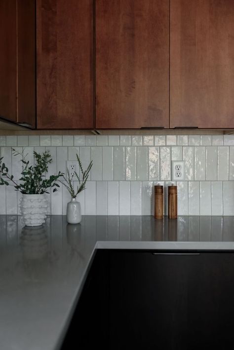 Mid Century Modern Kitchen Dark Countertops, Mid Century Tiles Kitchen, Verticle Subway Tiles Kitchen, Verticle Subway Tiles, Midcentury Modern Backsplash Kitchen, Mid Century Modern Tile Backsplash, Organic Modern Backsplash, Mcm Kitchen Backsplash, Mid Century Modern Cabinets Kitchen