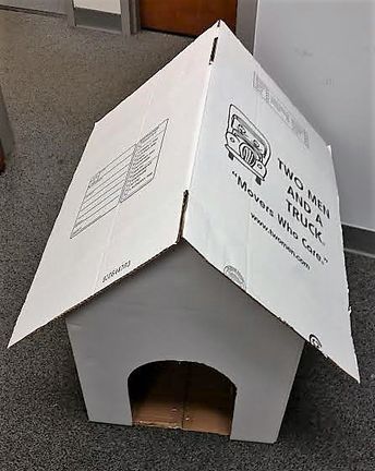 How to DIY a Snoopy Doghouse Movers Who Blog in Nashville, TN Snoopys Doghouse Christmas, Diy Snoopy Dog House Cardboard, How To Make Snoopy Dog House, Snoopy House Diy, Cardboard Dog House Diy, Snoopy Party Ideas, Easy Cat House, Charlie Brown Christmas Decorations, Snoopy Doghouse