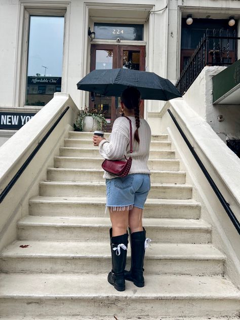 rainy day in new york outfit inspo Tropical Rainy Day Outfit, Humid Rainy Day Outfit Summer, A Rainy Day In New York Aesthetic, Rainy Summer Outfit, Summer Rainy Day Outfit, Rainy Day Coquette, Rainy Day Outfit Summer, Rainy Spring Outfit, Rainy Day In Nyc