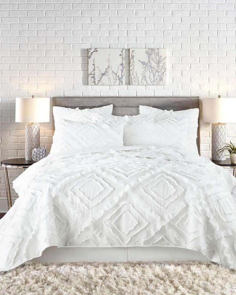 Coastal Bedding Ideas - Ten Beachy Options for Your Bedroom White Comforter Bedroom, Rustic Style Bedroom, Country Bedroom Design, French Country Decorating Bedroom, White Bedspreads, Luxury Bedding Master, Relaxing Summer, Bedding Quilt, Coastal Bedding