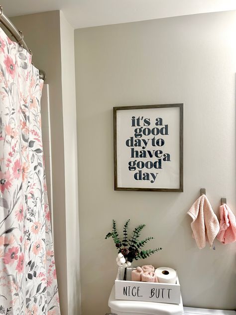 College apartment bathroom decor #collegeapartment #college #apartment #decor #itsagooddaytohaveagoodday #bathroom #collegedecor College House Bathroom Decor, Simple College Apartment Decor, Girly Apartment Bathroom, Girl Living Room Ideas, Dorm Bathroom Decor College, College Girl Apartment Bedroom, Girly College Apartment, Bathroom Decor Dorm, College Girls Apartment