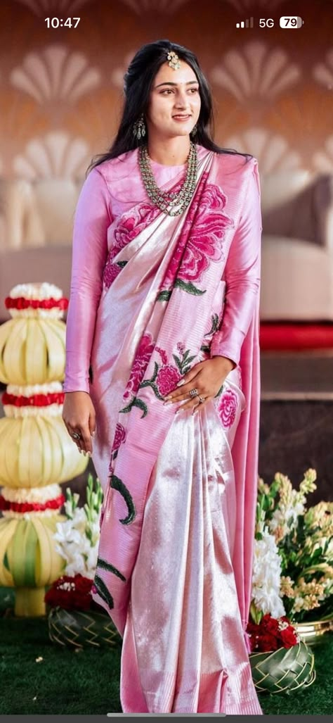 Sabyasachi Belt With Saree, Ivory Saree With Contrast Blouse, Onion Colour Saree With Contrast Blouse, Onion Colour Saree, Pink Embroidery Saree, Pythani Sarees, Onion Colour, Ivory Saree, Saree With Contrast Blouse