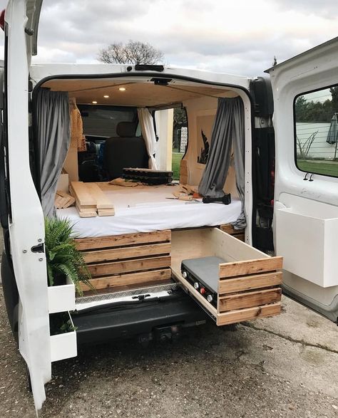 Camper Van Interior Ideas, Van Interior Ideas, Kombi Food Truck, Camper Van Interior, Kangoo Camper, Kombi Motorhome, Camping Vintage, White Van, Kombi Home