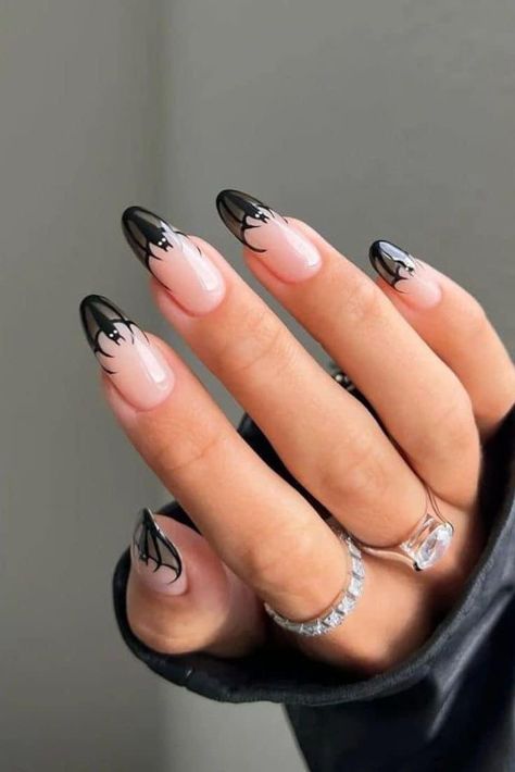 Black French Tip Bat Nails, Black French Tip Nails With Bats, Nails French Halloween, Bat Nails French Tip, Black And White Halloween Nail Art, Halloween Nails Black Tips, Bat Tip Nails, Bat French Nails, Halloween Bat Nail Designs