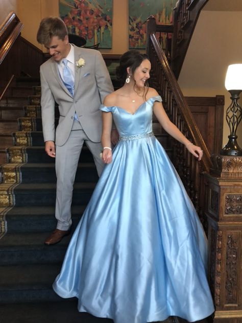 Light Blue Prom Dress Couple Pictures, Prom Dress Matching Suit, Prom Tuxedo Ideas 2023, Light Blue Prom Couple Outfits, Prom Tuxedo Ideas Couple, Light Blue Prom Suit, Light Blue Chambelanes Outfits, Light Blue Prom Suits, Light Blue Prom Couple