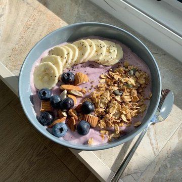 Vegan Yoghurt, Fruit Granola, Granola Breakfast, Makanan Diet, Think Food, Food Goals, Food Is Fuel, Healthy Snacks Recipes, Cafe Food