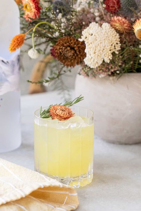 An easy, pineapple crush cocktail! This drink is made with pineapple juice, vodka, pineapple chunks, and orange liqueur. It's a simple pineapple vodka cocktail to make and perfect for any occasion. #PineappleCrush #PineappleCocktail #VodkaCocktail Pineapple Infused Vodka, Pineapple Cocktail Recipes, Best Vodka Cocktails, Dirty Martini Recipe, Cocktails Made With Vodka, Orange Juice Cocktails, Gimlet Recipe, Easy Mixed Drinks, Unique Cocktail Recipes