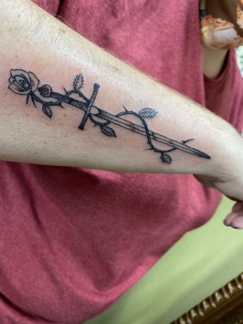 The sword and rose tattoo is off Post Maison No. 9 wine. Maison 9 Wine Post Malone, Posty Tattoos, Post Malone Tattoos Inspiration, Post Malone Inspired Tattoos, Tattoo Secret, Post Malone Tattoos Ideas, Post Malone Tattoos, Rose Tattoo Behind Ear, Simple Leg Tattoos