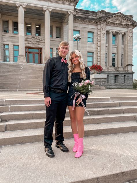 Pink And Black Homecoming Couple, Pink Homecoming Couple, Hoco Couple Outfits, Homecoming Couples, Homecoming Couple, Hoco Pics, Prom Dance, School Dance Dresses, Prom Couples