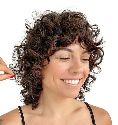 Face Framing Curly Wolf Cut Kinds Of Highlights, Permed Short Hairstyles, Oily Hair Products, Curls With Highlights, Curly Fine Hair, Fine Curly Hair Cuts, Curly Angled Bobs, Blonde Curly Bob, Curly Hair Fringe