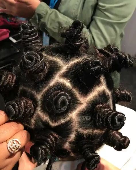 Twisted knots hair Bento Knots Hair, Book Pictures, Hair Photography, Hair Knot, Bantu Knots, Bill Kaulitz, Twist Knot, African Hairstyles, Twist Hairstyles