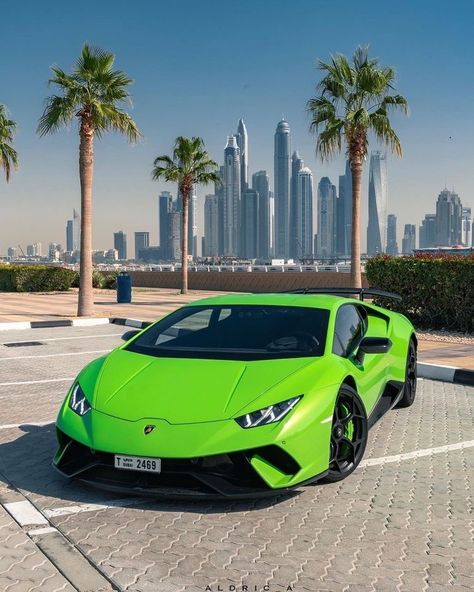 Green Lamborghini, Best Lamborghini, Tmax Yamaha, Aventador Lamborghini, Sports Car Wallpaper, Luxurious Cars, Lamborghini Cars, Super Luxury Cars, Fancy Cars