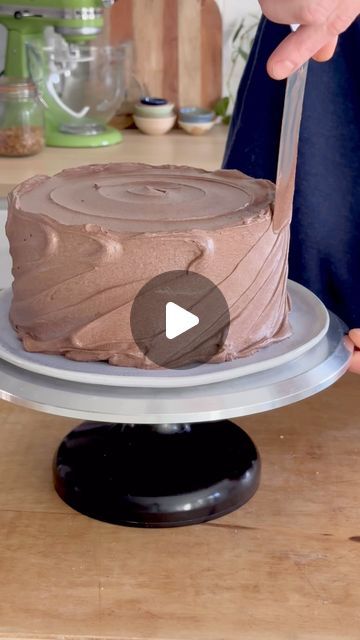 Dan Langan on Instagram: "This homestyle frosting technique has become one of my favorite buttercream finishes. Start with a smooth, airless buttercream that spreads easily. I like to microwave the buttercream in 3-4 second intervals, stirring well after each, until the buttercream is the consistency of mayonnaise. Don’t make it too melty- though if you do you can let it sit until it firms up again. Frost the cake with a generous layer of buttercream, I go just under a 1/2” thick for this technique. After the base coat is added, press your spatula into the center top and drag it outwards while turning the turntable. For the sides- use a diagonal spreading motion, starting from the base of the cake and going up to the top edge, all while slowly rotating the turntable. TIPS: start with cold Butter Icing Cake Designs, Beer Barrel Cake, Buttercream Techniques, Decorating Desserts, Chocolate Swiss Meringue Buttercream, Buttercream Frosting Cake, Barrel Cake, Frosting Techniques, Icing Techniques