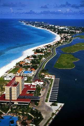 Varadero Beach, Matanzas, Cuba This is a communist country.  Since USSR stopped financing them tourism is how the money comes in. Cuban Beaches, Varadero Beach, Cuba Beaches, Viva Cuba, Varadero Cuba, Cuba Travel, Varadero, Havana Cuba, Country Side