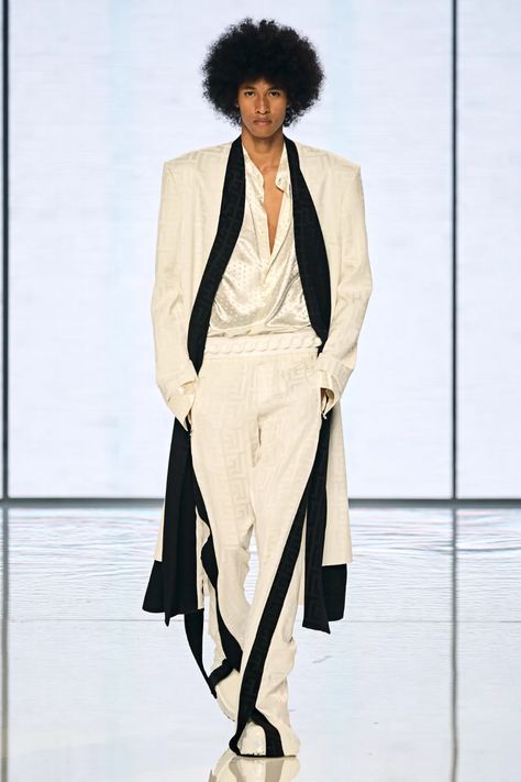 Balmain Spring 2022 Menswear Collection | Vogue Balmain Menswear, Gender Fluid Fashion, Mens Casual Outfits Summer, Concept Clothing, Male Fashion Trends, Woman Suit Fashion, Futuristic Fashion, Fashion Design Clothes, Fashion Show Collection