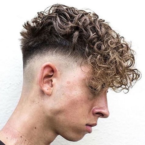 Curly Hair Skin Fade with Angular Fringe Fade Hairstyle, Men's Curly Hairstyles, Highlights Curly Hair, Men Haircut Curly Hair, Hairstyle Men, Low Fade, Faded Hair, Haircuts For Curly Hair, Kevin Murphy