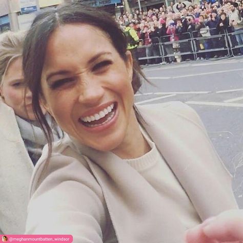 March 2018. Meghan Markle is all smiles in Belfast! I love this photo of her!!!!!! Meghan Markle Plastic Surgery, Megan Markel, Facial Bones, Prins Harry, Princess Meghan, Prince Harry And Megan, Kate And Meghan, Royal Beauty, Prinz Harry