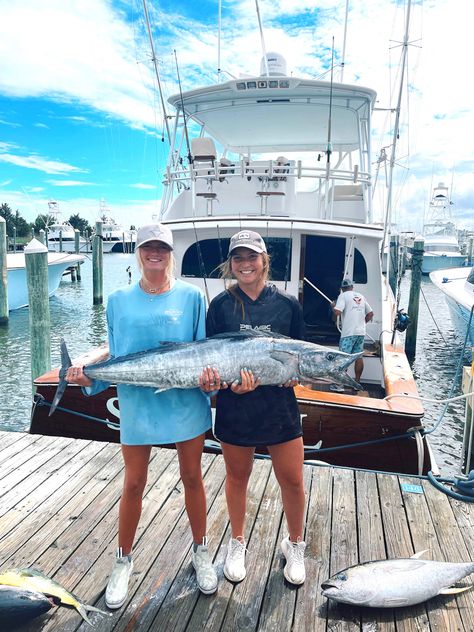 Jarrett Bay fishing ocean wahoo summer Going Fishing Outfit, Fishing With Friends, Fishing Outfit Aesthetic, Fishing Aesthetic Ocean, Country Best Friend Pictures, Country Girl Aesthetic, Country Best Friends, Summer Fishing, Country Summer