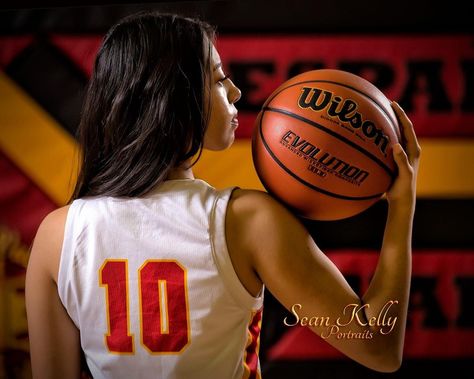 Senior Basketball Photography, Basketball Team Pictures, Sports Team Photography, Basketball Pictures Poses, Sport Photoshoot Ideas, Sports Photoshoot, Basketball Senior Pictures, Volleyball Photography, Volleyball Poses