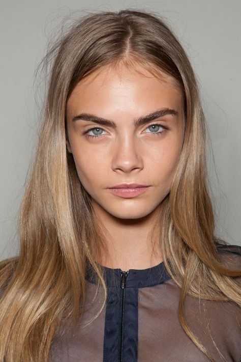 Dark Eyebrows Light Hair, Cara Delevingne Drawing, Cara Delevingne Eyebrows, Cara Delevingne Photoshoot, Cara Delevingne Hair, Dark Eyebrows, Angry Girl, Hair Icon, Dark Blonde Hair