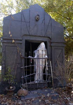 PUMPKINROT.COM: The Blog: Cemetery Man Halloween Graveyard Ideas Diy, Halloween Mausoleum, Haunted Trail, Outdoor Decoration Ideas, Halloween Outdoor Decoration, Halloween Yard Art, Halloween Outside, Halloween Props Diy, Halloween Graveyard