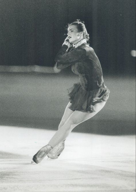 Katerina Witt, Figure Skating Choreography, Katia Gordeeva, Ice Skating Performance, Figure Skating Reality, Ekaterina Gordeeva, Katarina Witt, Black And White Artwork, Olympic Champion