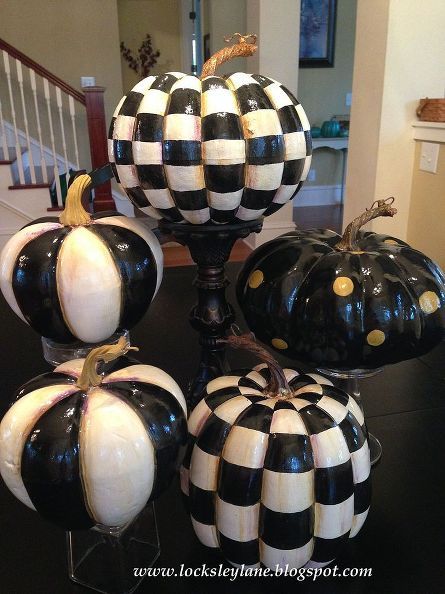 Mackenzie Childs inspired painted pumpkins--how awesome did they turn out?! This is such a thirty way to make amazing fall decor that will last for years to come. Love :) Black And White Pumpkins, Mackenzie Childs Diy, Deco Fruit, Mckenzie And Childs, Mackenzie Childs Inspired, Pumpkin Topiary, Adornos Halloween, Glitter Pumpkins, Pumpkin Painting