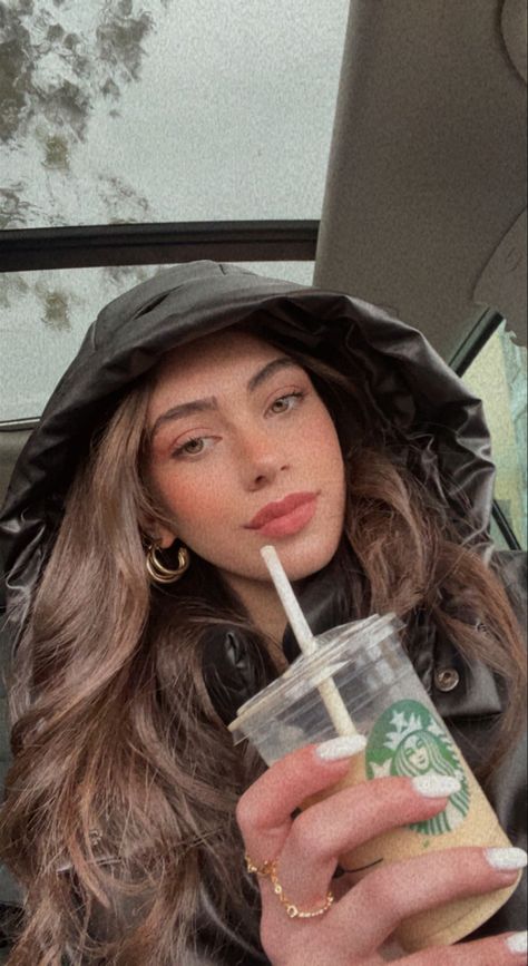 Starbucks Photoshoot Ideas Aesthetic, Starbucks Selfie, Sunglasses Shoot, Reference Portraits, Aestethic Photo, Coffee Selfie, Starbucks Pictures, Starbucks Girl, Black Selfie