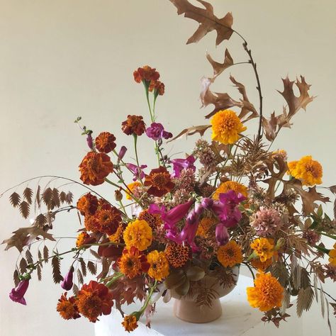 Laura Plascencia on Instagram: “Marigold season” Marigold Fall Decor, Marigold Centerpiece Wedding, Marigold Arrangements, Marigold Centrepiece, French Marigold Flower, Marigold Floral Installation, Marigold Garland, Dried Marigold, Halloween Floral Arrangements