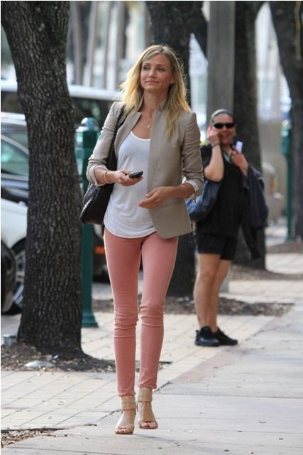 These are the perfect pink pants that I've been pursuing. Forever. The trend will be over by the time I find them, but I won't care. Play Clothes, Cameron Diaz, Pink Pants, Home Fashion, Primavera Estate, Look Fashion, Passion For Fashion, Juicy Couture, Spring Summer Fashion