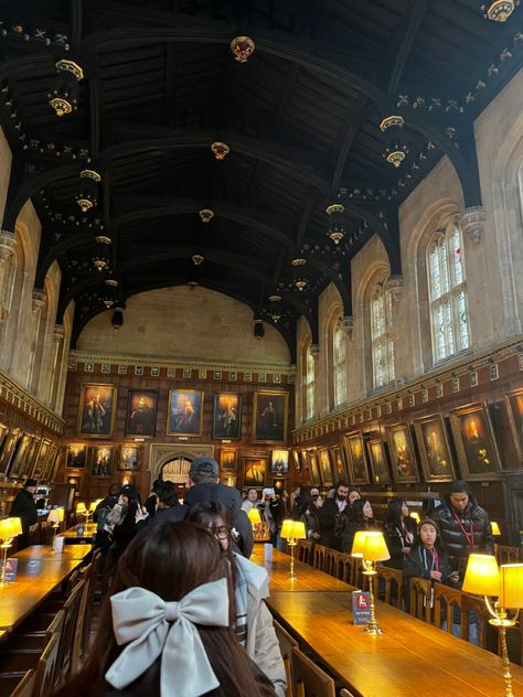 Harry Potter based great hall Oxford University Harry Potter, Harry Potter Oxford, English Boarding School, Boarding School Life, Summer In England, University Students Life, Dream University, Oxford College, Oxford City