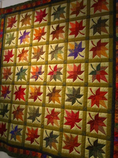 Maple Leaf Quilt Block - Free Pattern Maple Leaf Quilt, Canadian Quilts, Leaf Quilt, Colchas Quilting, Fall Quilt Patterns, Quilt Modernen, Fall Quilts, Tree Quilt, Quilt Block Pattern