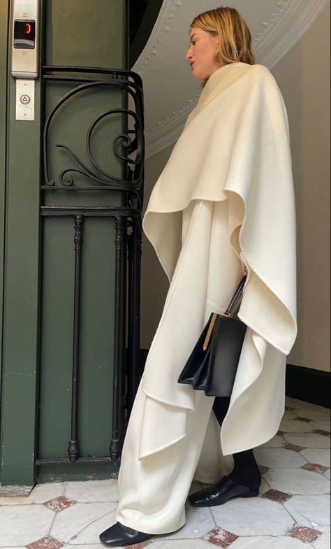 Poncho Aesthetic Outfit, Winter Poncho Outfits Classy, Outfits With Ponchos Winter, Chic Winter Shawl Cape, Chic Oversized Cape For Fall, Chic Cashmere Cape For Winter, White Poncho Outfit, Luxury Chic Winter Poncho, Chic White Winter Poncho