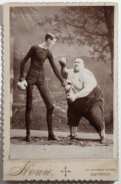 10 Vintage Freak Show Photos Old Circus, Human Oddities, Weird Vintage, Creepy Vintage, Creepy Photos, Vintage Circus, Trik Fotografi, Photo Vintage, Weird And Wonderful