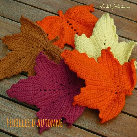 Made by Sissinou: Serial Crocheteuses N°241: Feuilles d'Automne Crocheted Leaves, Beginner Haken, Bandeau Au Crochet, Crochet Leaf Patterns, Diy Textiles, Crochet Plant, Crochet Leaves, Crochet Fall, Crochet Cushions