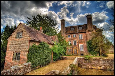 Groombridge- the Bennet's home in Pride and Prejudice (2005)...so lovely :) Pride And Prejudice Darcy House, Pride And Prejudice Castles, Pride And Prejudice Locations, Pride And Prejudice Longbourn House, Pride And Prejudice Film Locations, Blue Sky Images, Old English Manor, Regency Architecture, Old Country Houses