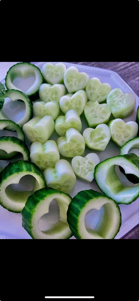 Food Inspo For Birthday, Sleepover Snacks Healthy, Cute Healthy Snacks Aesthetic, Spa Food Ideas, Aesthetic Snacks Healthy, Cucumber Hearts, Cute Healthy Snacks, Green Aesthetic Party, Spa Snacks