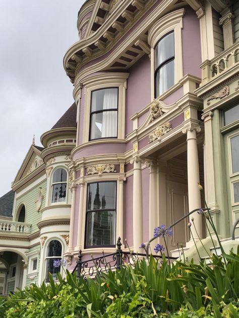 San Francisco Painted Ladies Houses, Painted Lady Victorian House, San Francisco Victorian Houses, Painted Lady House, Painted Ladies San Francisco, Victorian Homes Exterior, Victorian Exterior, Victorian Style House, Victorian Style Homes