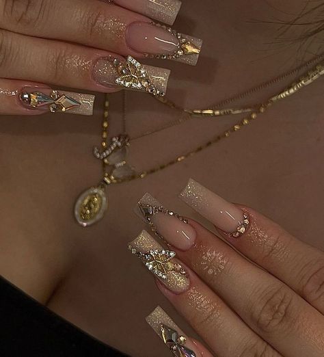 Quince Nails Gold, Birthday Nail Designs Bling, 18th Birthday Nails Ideas, Gold Bling Nails, Nail Gold, Sophisticated Party, Champagne Nails, Quince Nails, Quinceanera Nails