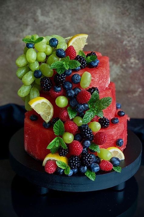 Fruit Birthday Cake, Fruit Cake Design, Fresh Fruit Cake, Fruit Platter Designs, Fruit Birthday, Decorações Com Comidas, Watermelon Cake, Party Food Platters, Fruit Decorations