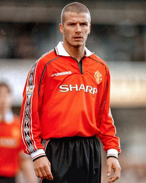 Man United Kit, David Beckham Manchester United, Soccer Legends, Bend It Like Beckham, Manchester United Legends, Fashion Archive, Football Is Life, Football Art, Jersey Outfit