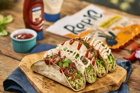 Tacos Mexicanos feitos de uma maneira muito fácil com Rap10, recheados com carne, guacamole e finalizados com toda cremosidade e sabor de Hellmann's! Tacos Mexicanos, Guacamole, Rap, Tacos, Chef, Ethnic Recipes, 10 Things