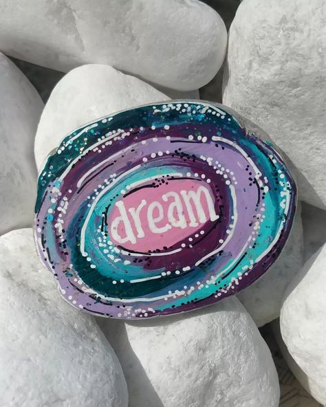 Rock Sayings, Rock Projects, Rocks Painting, Painting 101, Rock Designs, Inspirational Rocks, Happy Rock, Fav Products, Photo Dream