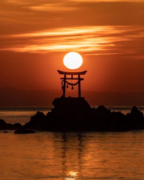 Hachiman Nada Shrine, located at on the south-east coast of Kunisaki, is one of the peninsula’s most atmospheric sites of Shinto worship.⁣⁣ 📷 nao_k__⁣⁣ Shinto Aesthetic, Rock N Roll Aesthetic, Japanese Shrine, Shinto Shrine, Ghost Of Tsushima, Dark Phone Wallpapers, Japan Travel, East Coast, Japanese Art