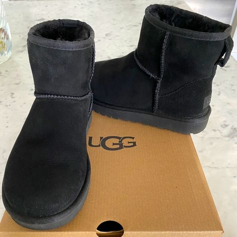 UGG Classic Mini II in Black Ugg Classic Black, Classic Mini Ii Boot, Streetwear Baddie, 23 Bday, Ugg Classic Mini Ii, Uggs Black, Girl Streetwear, Black Ugg Boots, Streetwear Girl