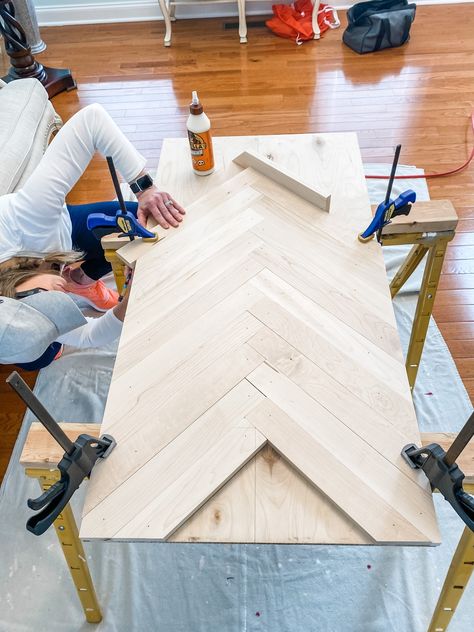 DIY Tutorial for how to build a herringbone desk. Diy Counter Tops Wood, How To Make A Herringbone Table Top, Diy Chevron Table Top, Herringbone Desk Diy, Diy Desk Countertop, Build A Dining Table, Herringbone Table Diy, Herringbone Coffee Table Diy, Herringbone Countertop Wood