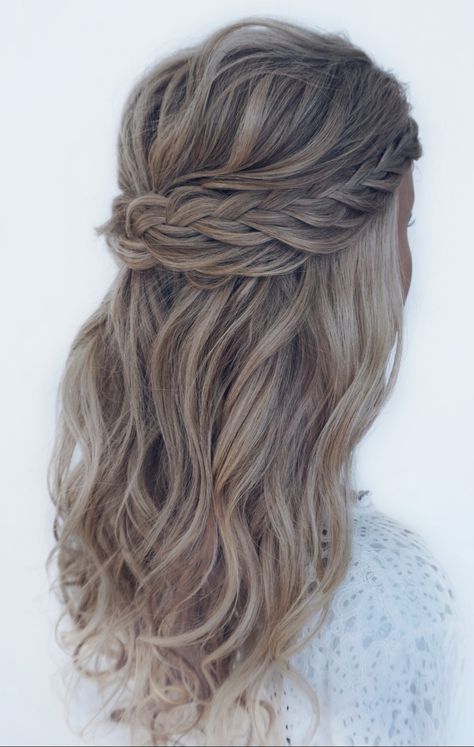 Half opgestoken met vlecht detail. Lang blond haar met grove krul. Hello Hair, Long Bridal Hair, Mother Of The Bride Hair, Bridesmaid Hair Makeup, Dance Hairstyles, Wedding Guest Hairstyles, Hairdos For Curly Hair, Blonde Hair Looks, Festival Hair