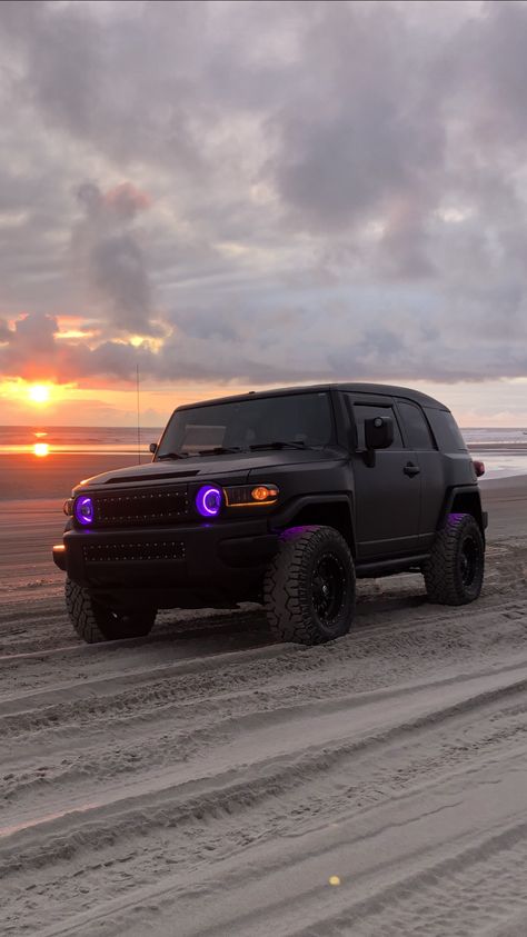 Cruising the beach in LONG BEACH WA. Toyota Fj Cruiser Wallpaper, Fj Car, Toyota Cruiser Fj, Custom Fj Cruiser, Fj Cruiser Interior, Fj Cruiser Off Road, Fj Cruiser Mods, 2007 Toyota Fj Cruiser, Tacoma Truck