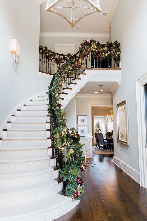 Garland On Banister, Banister Garland, Christmas Garland Staircase, Christmas Garland On Stairs, Christmas Banister, Christmas Stairs Decorations, Staircase Decor Ideas, Christmas Staircase Decor, Christmas Stairs